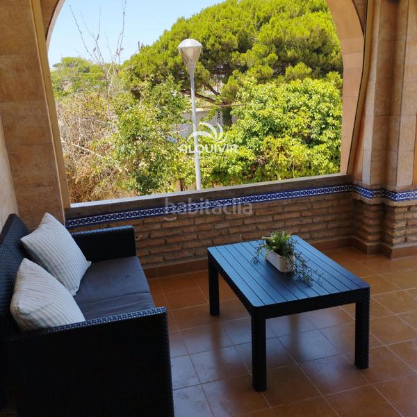 Foto f735720d-bbad-4bf8-962b-cb5b463f4d3e. Casa aparellada amb aparcament a Centro - Torre de la Higuera Almonte
