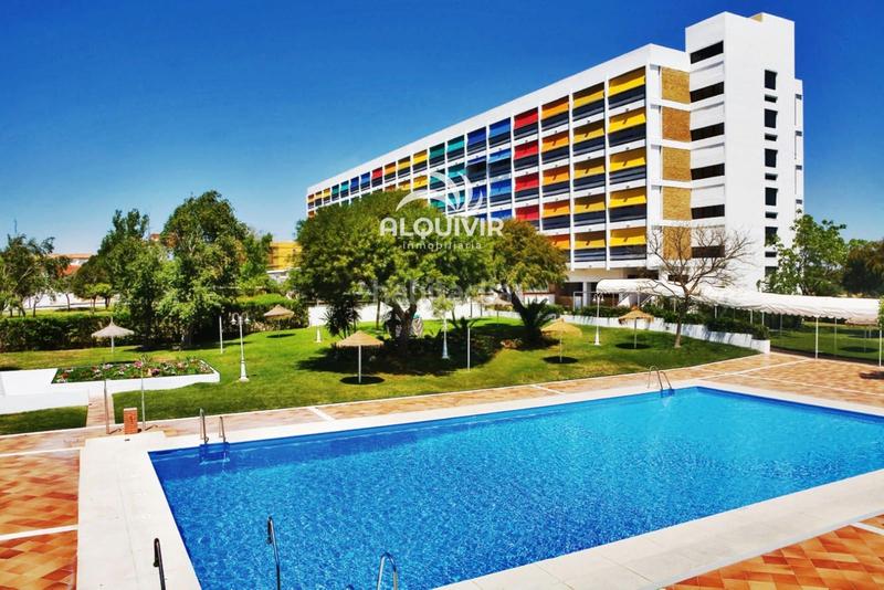 Foto f4f9a839-f0bb-480f-956f-456f4dd5f27e. Pis amb piscina a Golf - Torre Almenara Almonte