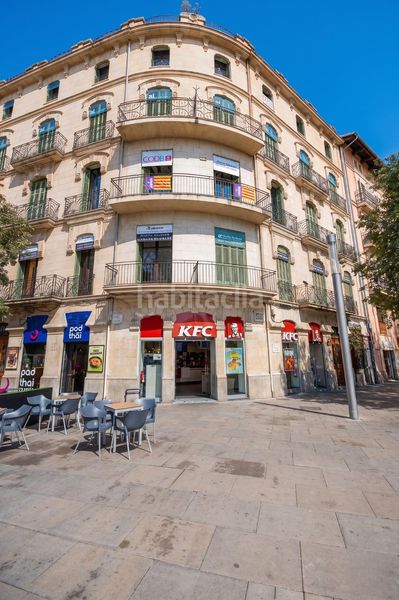 Foto d94f831a-44fb-45d0-bf9b-887eb1c35b83. Pis a plaça porta pintada 5 a El Mercat Palma de Mallorca