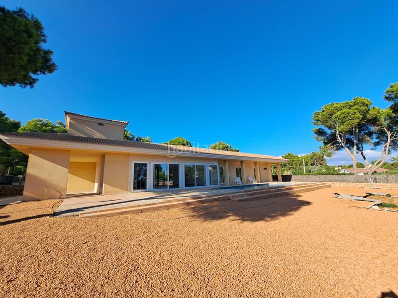 Foto b401d586-5dbe-4d67-ae0f-33bb9f90c756. Chalet villa unifamiliar con piscina nueva construccion en Llucmajor