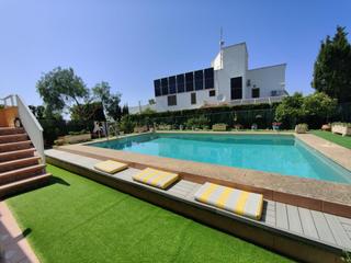 Chalet à Badia Blava-Badia Gran-Tolleric. Vivienda unifamiliar con vistas al mar y piscina en bahía azul