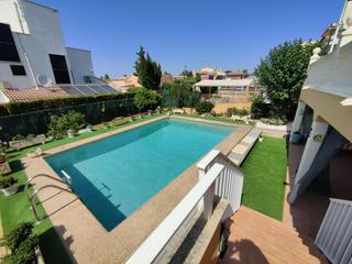 Xalet a Badia Blava-Badia Gran-Tolleric. Vivienda unifamiliar con vistas al mar y piscina en bahía azul