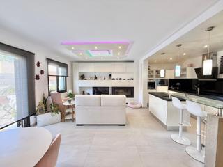 Casa aparellada a Santa Ponça. Encantador chalet pareado con jardín privado a pocos minutos del