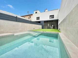 Reihenhaus  Camino camí de la vileta, 153. Moderna casa adosada con jardín y piscina en la vileta