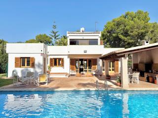 House in Santa Ponça. Villa mediterránea con piscina y posibilidad de ampliación, muy