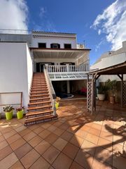 Maison jumelée à Alaior Poble. Casa de pueblo con piscina y gran patio