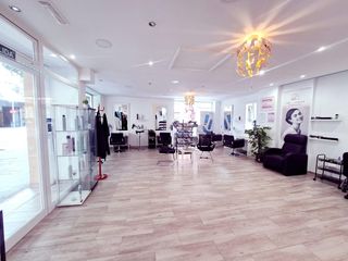 Lloguer Local Comercial a Bons Aires. Traspaso peluquería  centro de belleza  local esquinero acristal