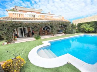 Xalet a El Toro. Precioso chalé unifamiliar aislado con piscina y amplio garaje