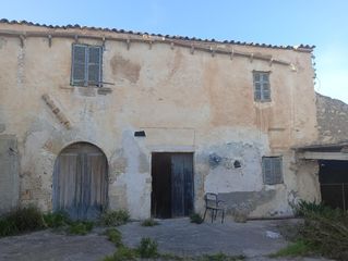 Casa a Manacor Centre. Finca histórica de 46.437 m2  y con una construcción de 973m2 .