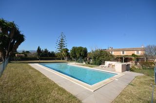 Masía en Es Garrovers. Rústica con jardines, piscina y vistas a la sierra de tramuntana