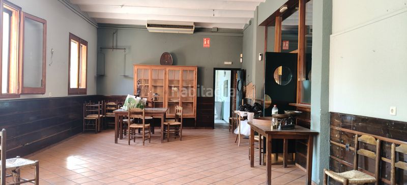 Foto 0d8b3ab0-5df6-4ed9-8ebb-67d4d4c7584d. Masia amb xemeneia aparcament a Roca del Vallès (La)