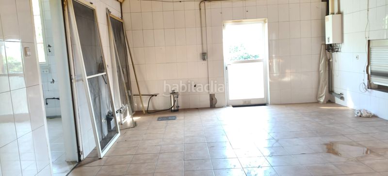 Foto 43008a87-9211-4501-b6a7-da18453e29a8. Masia amb xemeneia aparcament a Roca del Vallès (La)