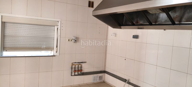Foto 546693f3-917f-459d-8ef4-bdfa2d73867d. Masia amb xemeneia aparcament a Roca del Vallès (La)