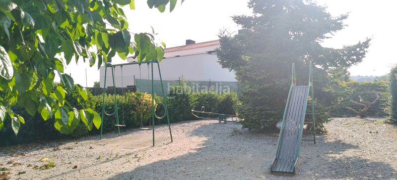 Foto 6e0c2a1a-ab78-47ab-bec3-9a2f02516bbe. Masia amb xemeneia aparcament a Roca del Vallès (La)