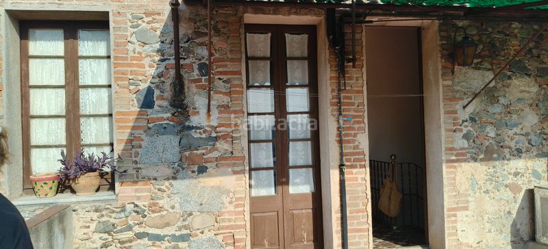 Foto 7f0aa1c3-7c3e-4d7b-b1ec-2efd3caf818d. Masia amb xemeneia aparcament a Roca del Vallès (La)