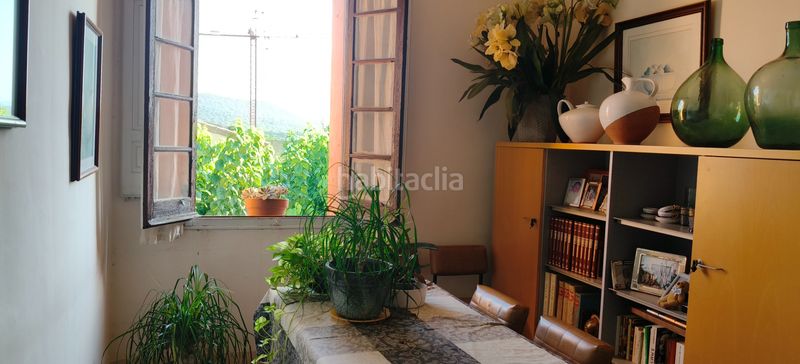 Foto c3f22139-6013-47cb-b167-b70e642189d9. Masia amb xemeneia aparcament a Roca del Vallès (La)