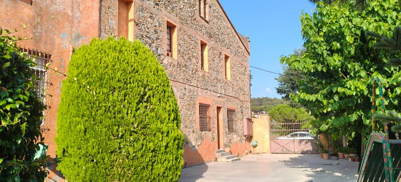 Foto e4cd010d-6ed6-4ea9-8fa4-caf7b67c4c7d. Masia amb xemeneia aparcament a Roca del Vallès (La)