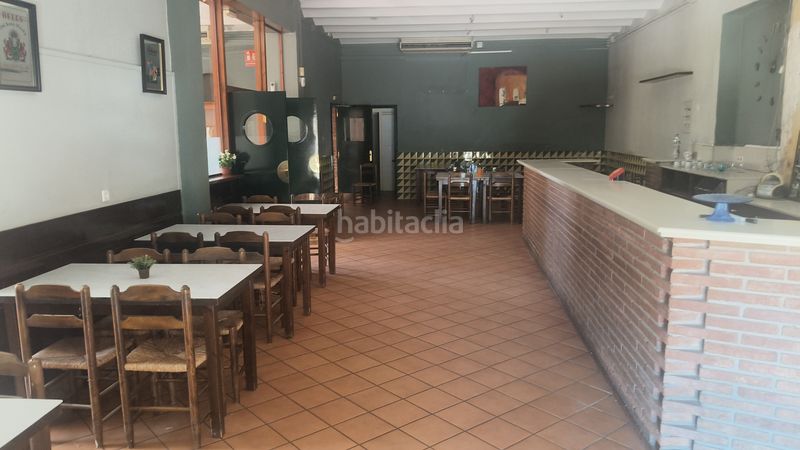 Foto fa4f6938-9297-41a7-bbc4-5f3efdfb5877. Masia amb xemeneia aparcament a Roca del Vallès (La)