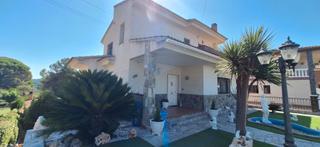 Chalet dans Abrera. Casa a 4 vientos con magnificas vistas.