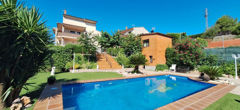 Foto 07c7edad-eba0-4e9c-b23b-f197455b7391. Chalet con camino riscaldamento parcheggio in Abrera