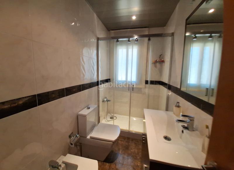 Foto d5246318-5205-426e-a95c-c93e3b03432f. Chalet con camino riscaldamento parcheggio in Abrera