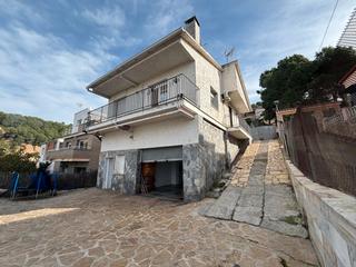 Chalet in Abrera. Casa para entrar a vivir a 4 vientos en abrera can villalba.