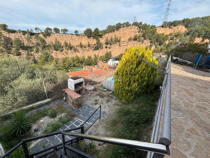 Foto 59f41472-7b43-4e92-99d7-50486b11a6e9. Chalet mit kamin heizung parking in Abrera