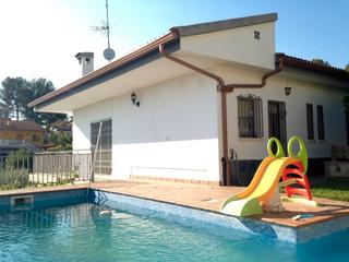 Chalet in Abrera. Casa con espaciosa con piscina.
