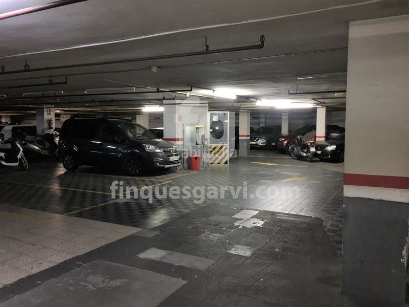 Foto 38c7ba68-8a92-46df-8c52-428a75961616. Aparcament cotxe a La Bordeta Barcelona