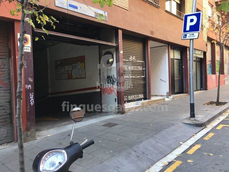 Foto c7dc9b59-00ab-403f-a6e9-ac42b273d6fd. Aparcament cotxe a La Bordeta Barcelona