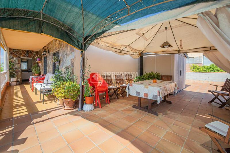 Foto 706f2cd3-d1e0-4184-8e45-368fde8e3028. Casa con parcheggio in Can Gonteres Terrassa