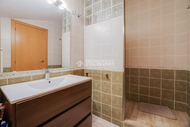 Foto 09cd0ea8-a0d6-4d34-9562-45d7796824d5. Casa aparellada amb calefacció aparcament a Les Fonts Terrassa