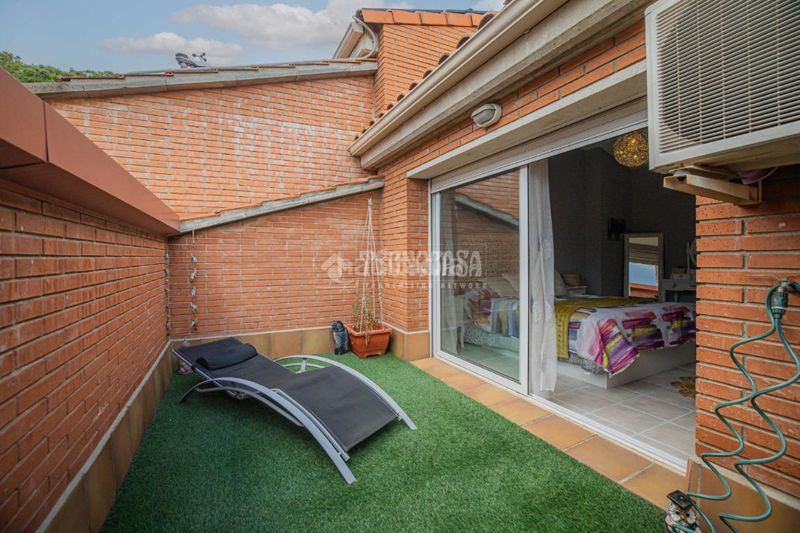 Foto 0dfdd9bd-5656-44b0-b524-97233c5561c7. Casa aparellada amb calefacció aparcament a Les Fonts Terrassa