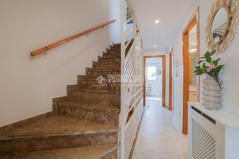 Foto 175cd0a7-ab09-4d65-bc6e-bcbcbbd3f413. Casa aparellada amb calefacció aparcament a Les Fonts Terrassa