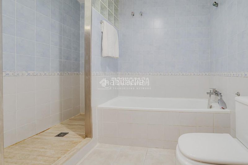 Foto 195f7347-ae2a-43d6-abb6-2574e55d5e08. Casa aparellada amb calefacció aparcament a Les Fonts Terrassa