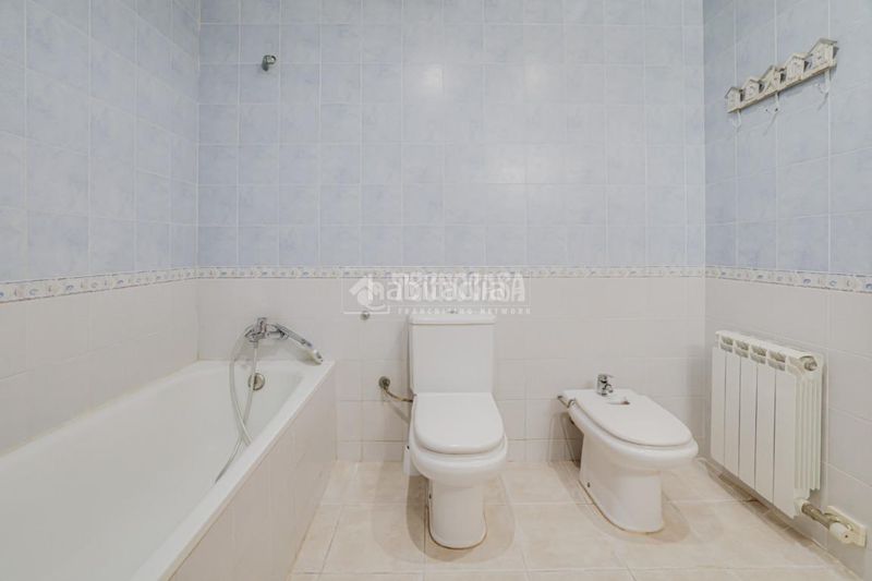 Foto 21b995d9-7d2b-4874-82b3-ee0270b71970. Casa aparellada amb calefacció aparcament a Les Fonts Terrassa