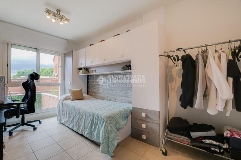 Foto 3e9d0d2b-32fa-40f7-bcf3-636756ba895b. Casa aparellada amb calefacció aparcament a Les Fonts Terrassa