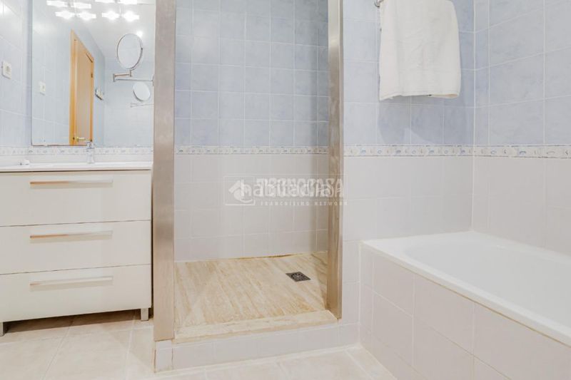 Foto 42ae319a-2323-4262-a577-03944ce7a566. Casa aparellada amb calefacció aparcament a Les Fonts Terrassa