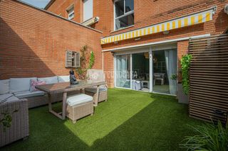 Casa aparellada a Les Fonts. Casa en venta en terrassa