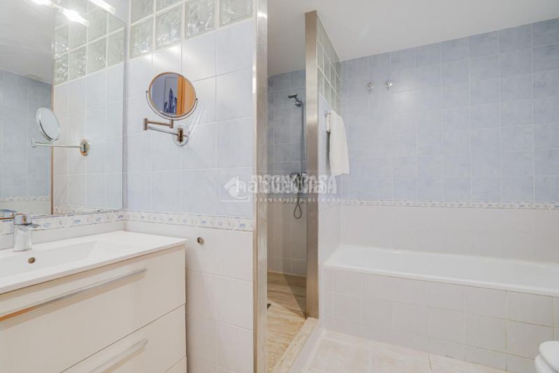 Foto 4f5999c4-ea9f-445f-acdf-7ac0a63223bc. Casa aparellada amb calefacció aparcament a Les Fonts Terrassa