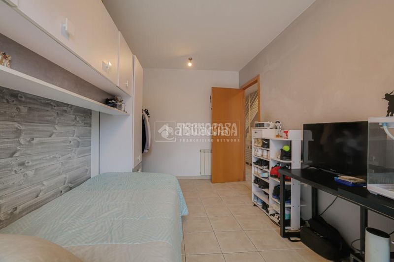 Foto 62f86ee6-521a-47af-a9e9-398b30c91e27. Casa aparellada amb calefacció aparcament a Les Fonts Terrassa