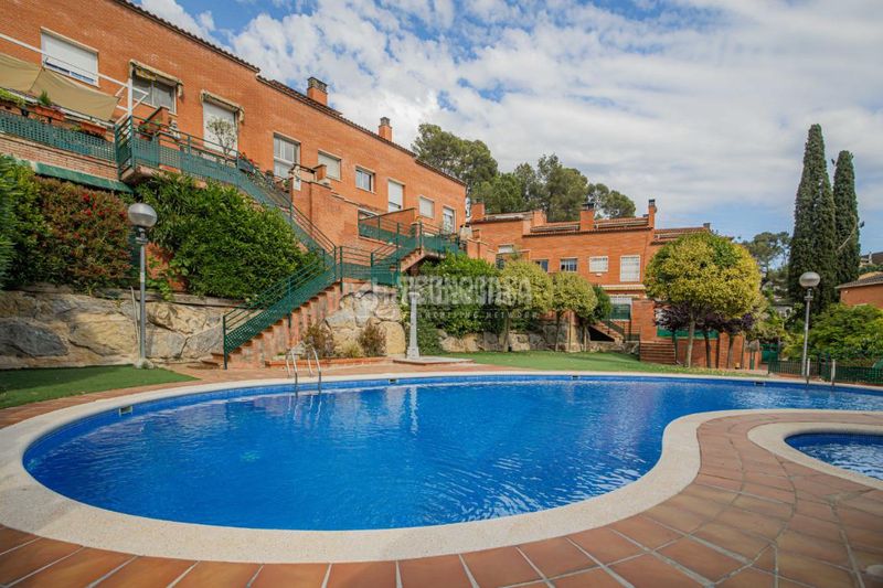 Foto 63d5dd11-390c-4c79-b74a-199afaaa22cc. Casa aparellada amb calefacció aparcament a Les Fonts Terrassa