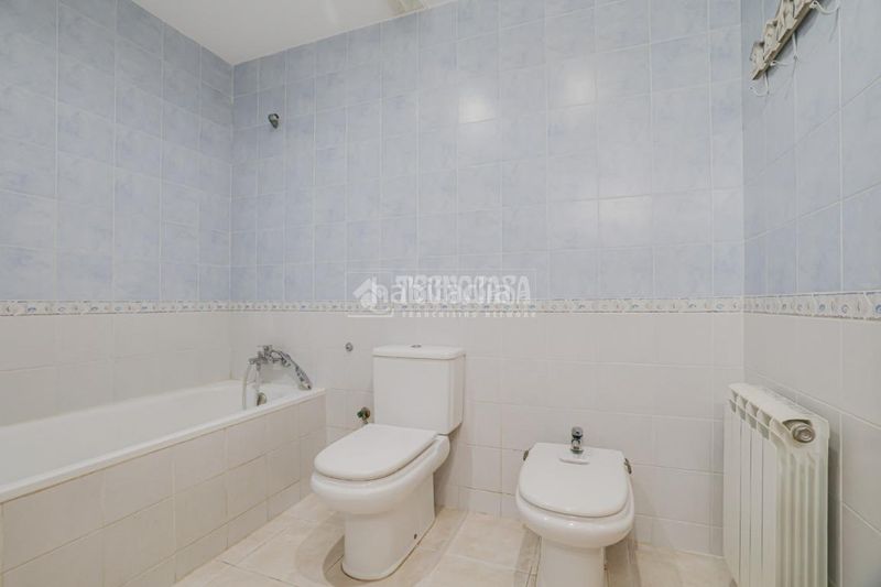 Foto 8d1b34cc-f3c8-4246-9a4b-d78d49468b0e. Casa aparellada amb calefacció aparcament a Les Fonts Terrassa