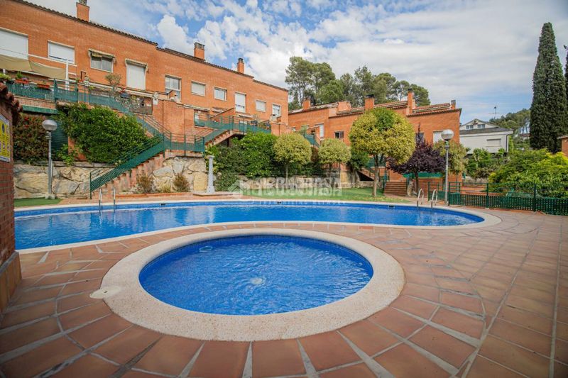 Foto b10caaca-25fb-47c7-b00b-f481c721a20a. Casa aparellada amb calefacció aparcament a Les Fonts Terrassa