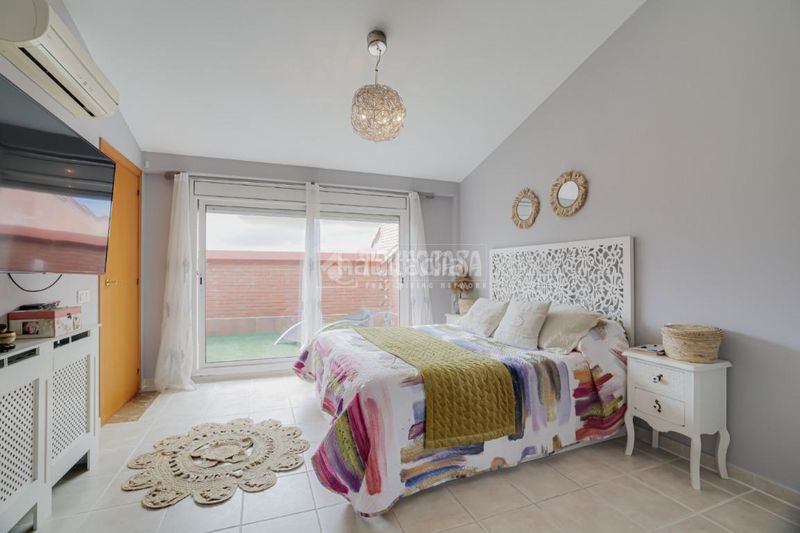 Foto b33bd8f7-7e68-4fed-a590-e4e0e4afa449. Casa aparellada amb calefacció aparcament a Les Fonts Terrassa