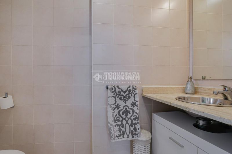 Foto c2588990-e146-43cd-99cb-6484e2150729. Casa aparellada amb calefacció aparcament a Les Fonts Terrassa