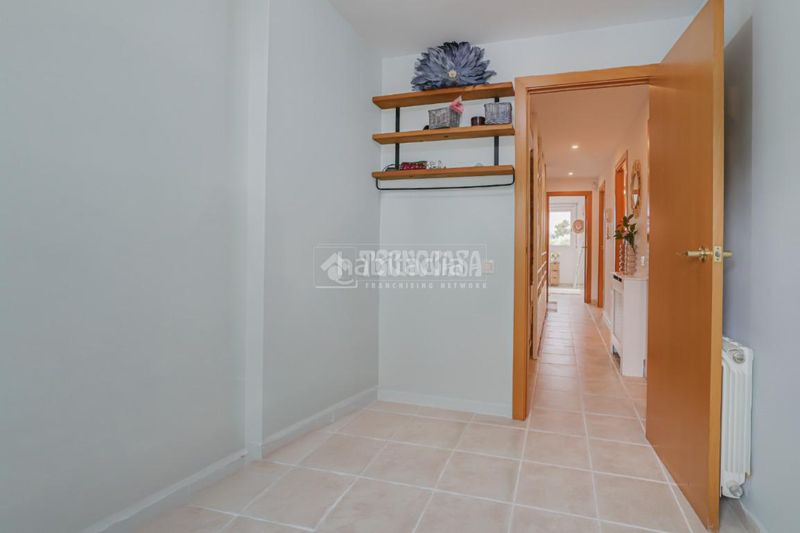 Foto d3b55502-f6f3-4211-ab07-4dd8ab26e7c2. Casa aparellada amb calefacció aparcament a Les Fonts Terrassa