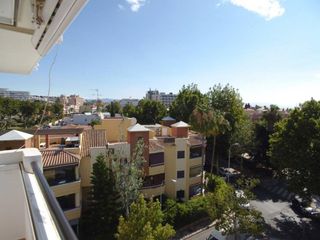Flat  Calle salvador allende. Cuatro dormitorios en la carihuela