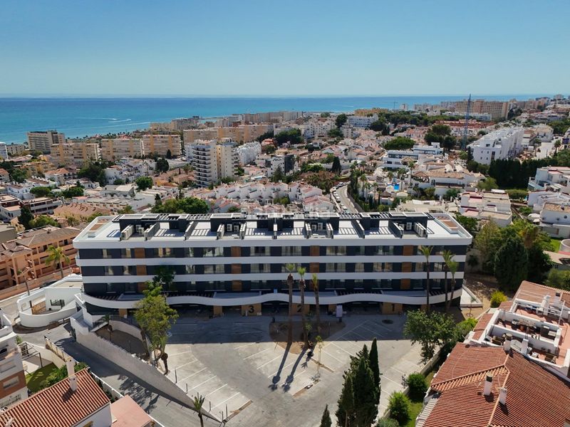 Foto 44c12f1b-d3aa-483a-bd80-0a040f934602. Àtic a calle la cornisa 14 a Montemar Torremolinos