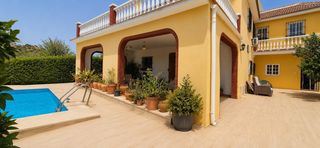 Xalet  Calle calle ágata. Villa independiente con piscina, parcela de 786 m2 y 6 dormitori